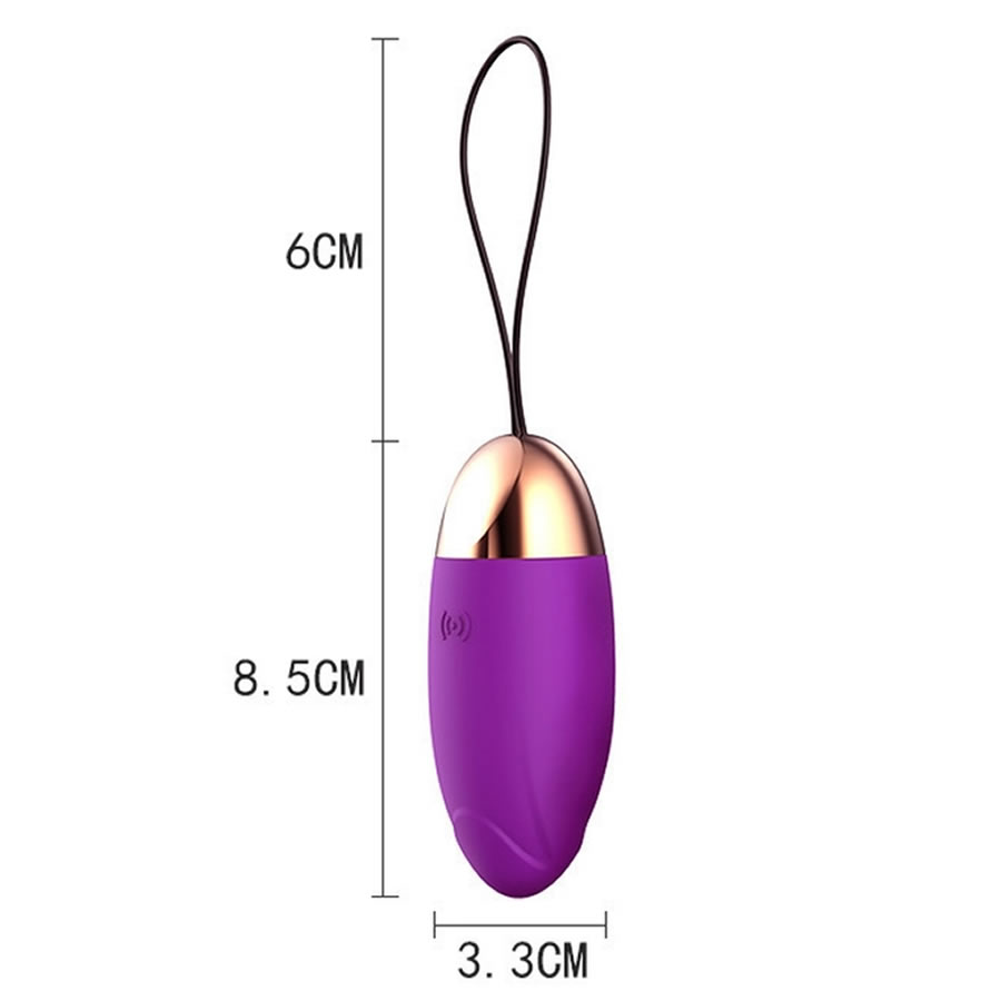 Spark of love usb vibracijski jajcek vijolicen_2 Univerzalna seksualna igračka zanjo in zanj! Vibracijski jajček ima silikonsko površino in zlato obarvano kapico na podnjem delu. Po površini je svileno gladek. Vibracijski motorček tega jajčka vibrira in pulsira v 10 vibracijskih ritmih. Napajanje vibratorja je preko vgrajene akumulatorske baterije.