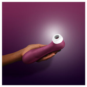 Satisfyer Pro 2 generation 3 na dlani z nastavkom za sesanje