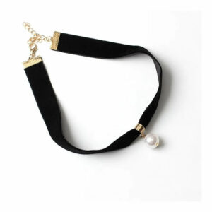 Žametna ovratnica z bisernim obeskom
