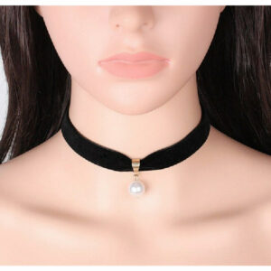 Žametna ovratnica z bisernim obeskom