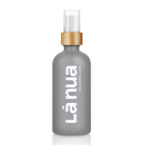 ustvarjen s silikonom najvišje kakovosti, je super svilnat, dolgo obstojen in poln koristnih rastlinskih izvlečkov, kot sta aloe vera in kakavovo maslo.