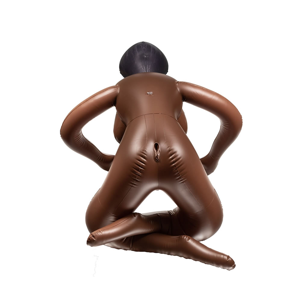 Lolita-erotic-shop-Lutka-Cum-Close-4 Ta lutka ima poudarjenen obline, 3 tesne ljubezenske tunele in mehko telo. Ne glede na to ali izbereš misijonarca, analno ali od zadaj, njene tesne votline obljubljajo intenzivno potešitev.