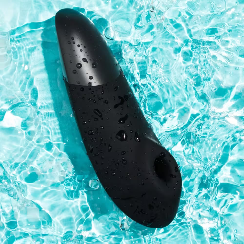 Lolita-erotic-shop-Womanizer-Enhance-black-8 In the water