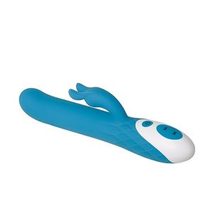 Ta veliki zajček ima mehak, oblazinjen občutek, ki mu je preprosto neustavljivo! Izdelan je iz super mehkega, mehkega silikona, ki je varen za telo, ima dva ločena močna motorja, ki premikata njegovo debelo steblo in oblikovana zajčja ušesa točno tako, kot želite, njegov edinstven material pa je tako čuten, da ga boste morda želeli uporabljati celo brez vibracij! In ne pozabite uživati ​​v nežno ukrivljeni konici za stimulacijo vaše G-točke! Popolnoma polnilni in potopni za kopel in prhanje, svojega mehkega zajčka lahko očistite s čistilom za igrače in izpiranjem s toplo vodo. Velik mehak in mehak silikonski zajec 2 ločena močna motorja, eden v steblu, eden v stimulatorju klitorisa 7 močnih vibracijskih funkcij za vsak motor Motorji se upravljajo ločeno Ergonomski ročaj z lahko dostopnimi kontrolami Izdelan je iz super mehkega silikona, ki je varen za telo Dimenzije: Dolžina: 22,2 cm, Globina: 7 cm, Širina: 4 cm Priložen polnilni magnetni USB kabel Brez ftalatov in lateksa Vodoodporen in potopljiv